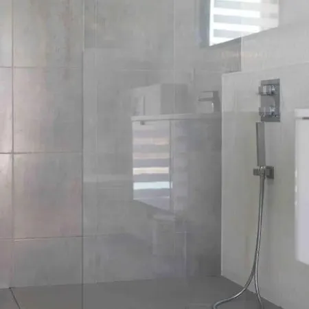 En Bois Moderne Avec Piscine Chauffee Villa *