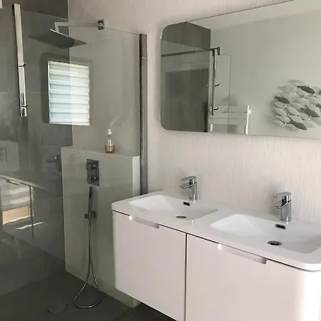 Villa En Bois Moderne Avec Piscine Chauffee