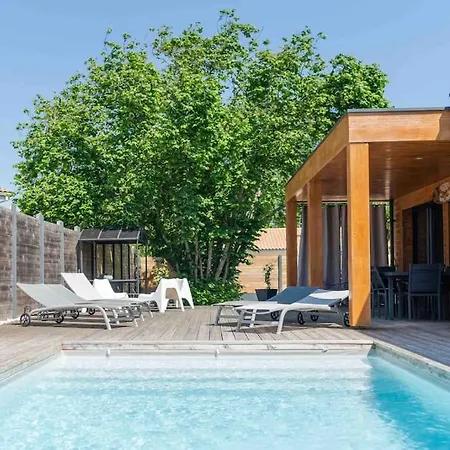 En Bois Moderne Avec Piscine Chauffee *